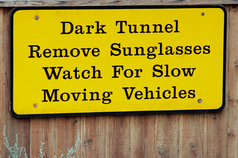 Img_11016_800.jpg - Dunkler Tunnel - Sonnenbrille absetzen, wertvoller Hinweis im Zion NP, USA