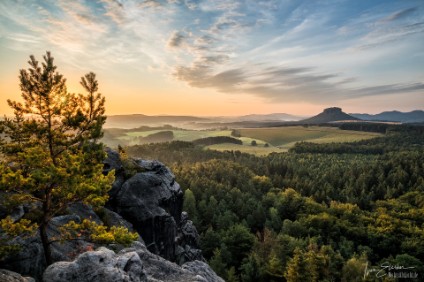 M5(3)_00224_V2_NAL Morgens im Elbsandsteingebirge