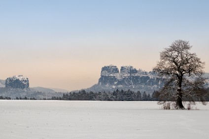 M5_00448_2k_16x9 Winterlicher Blick zu den Schrammsteinen