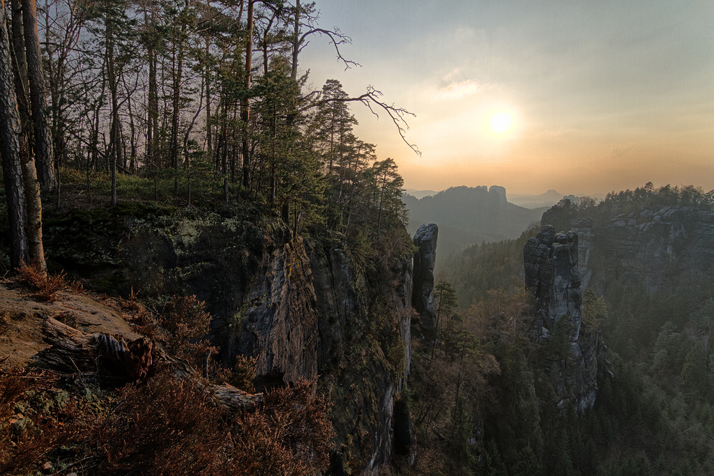 12897_HDR_1024.jpg - Abendstimmung im Großen Dom, Blick über Rohnspitze und Domwächter gegen die Schrammsteine