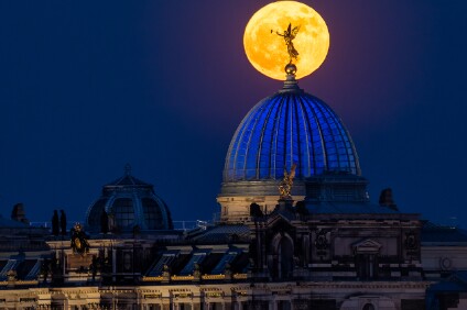 a7IV_25_08171_NAL Fama und der Vollmond